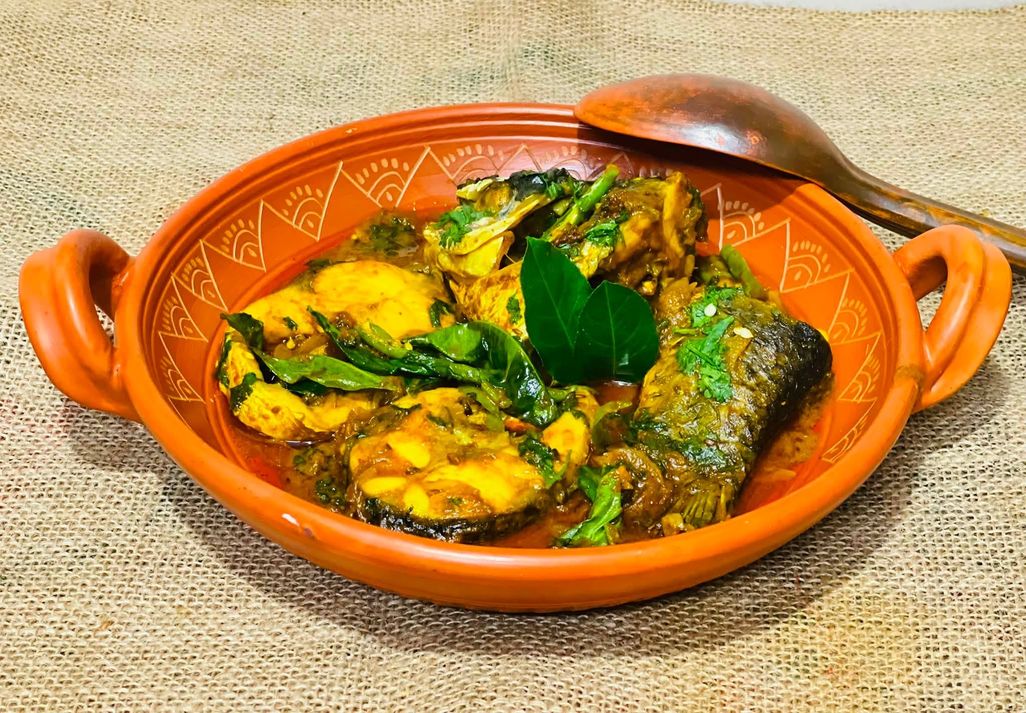 লেবুপাতা দিয়ে রুই মাছের রসা