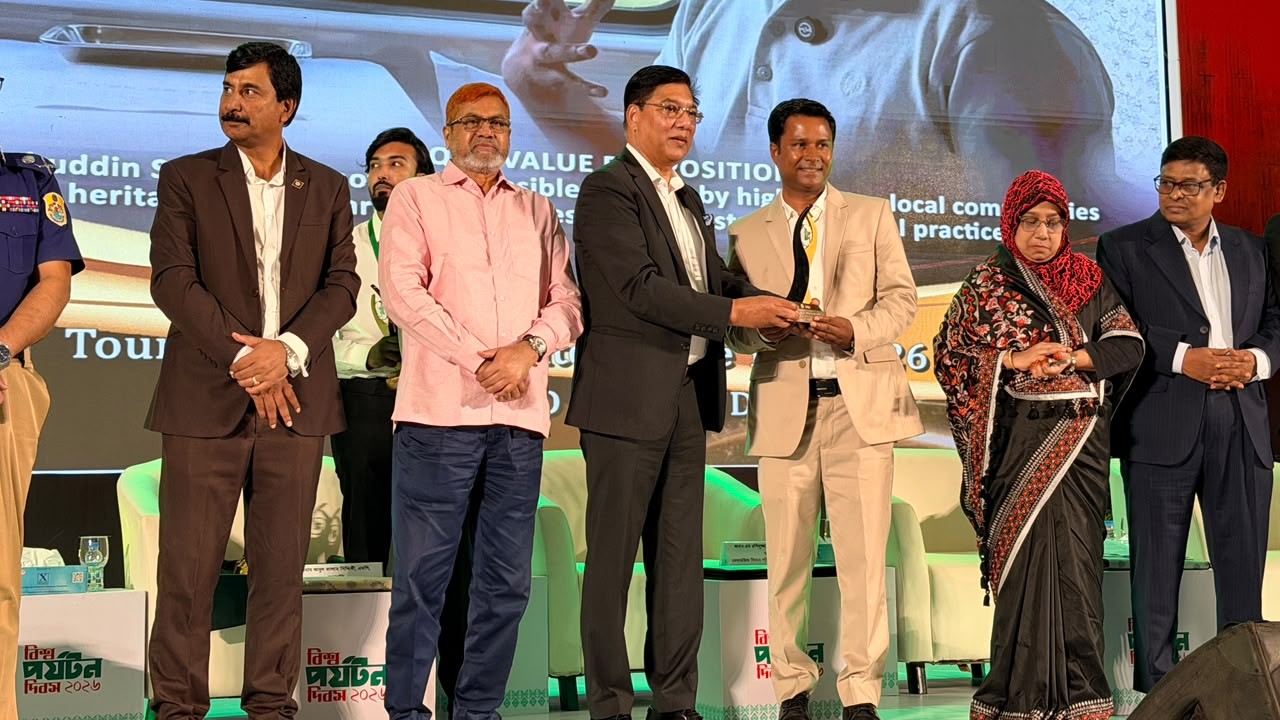 বর্ষসেরা ট্যুরিজম কনটেন্ট ক্রিয়েটর হিসেবে পুরস্কার পেলেন সালাহউদ্দীন সুমন