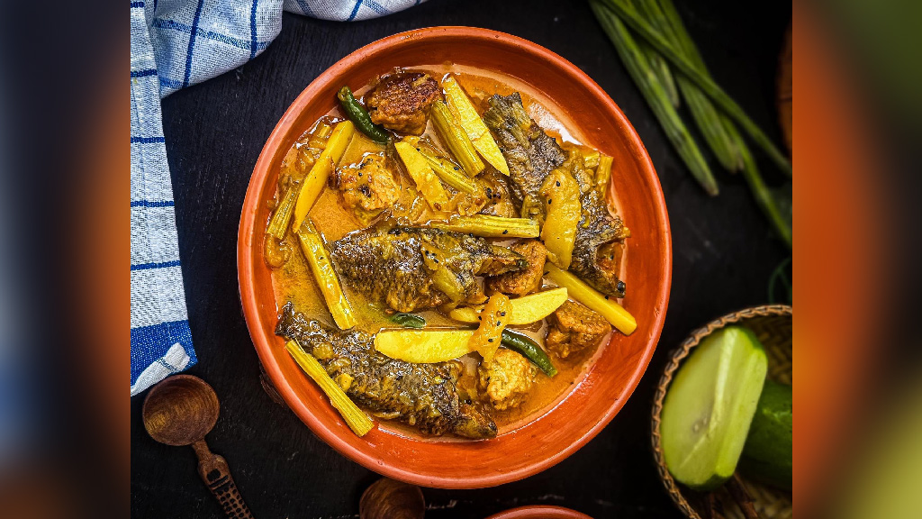 গরমে আরামের খাবার শজনে দিয়ে কই মাছ