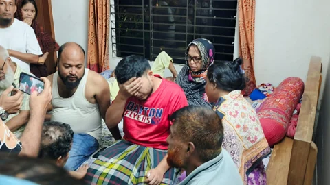 ‘স্ত্রী আমার সঙ্গে থাকলে তাঁকে নিয়ে বের হতে পারতাম’
