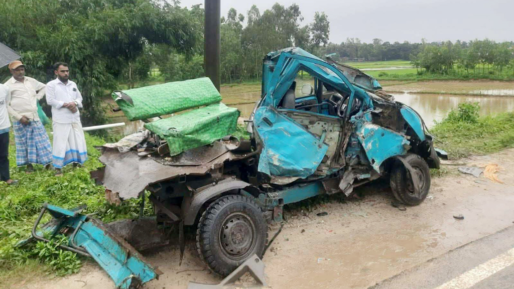 কক্সবাজারে বাস-মাহিন্দ্রার মুখোমুখি সংঘর্ষে নিহত ৪