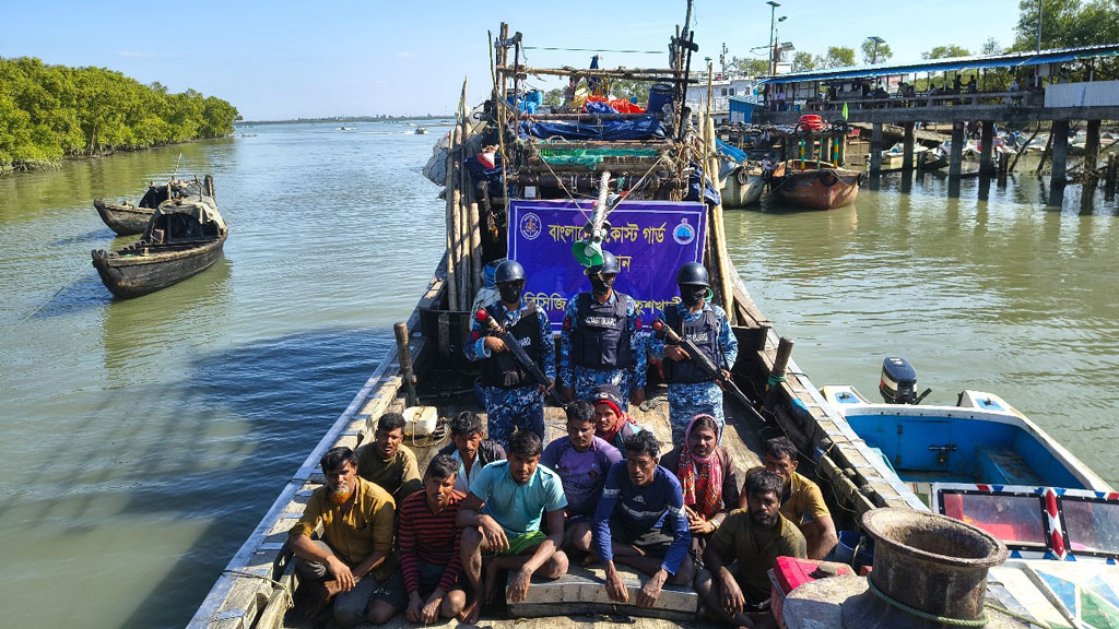 সমুদ্র উপকূলে ডাকাতের কবলে পড়া ১১ জেলেকে উদ্ধার করল কোস্ট গার্ড
