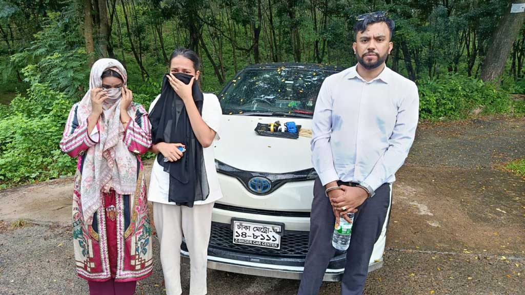 স্বরাষ্ট্র মন্ত্রণালয়ের স্টিকার লাগিয়ে প্রাইভেট কারে নেওয়া হচ্ছিল ইয়াবা, আটক ৩