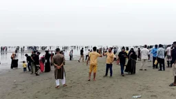 গুমোট আবহাওয়ায়ও কক্সবাজার সৈকতে পর্যটকদের ভিড়
