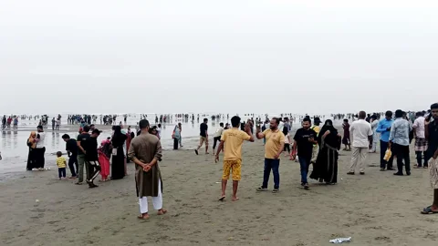 গুমোট আবহাওয়ায়ও কক্সবাজার সৈকতে পর্যটকদের ভিড়