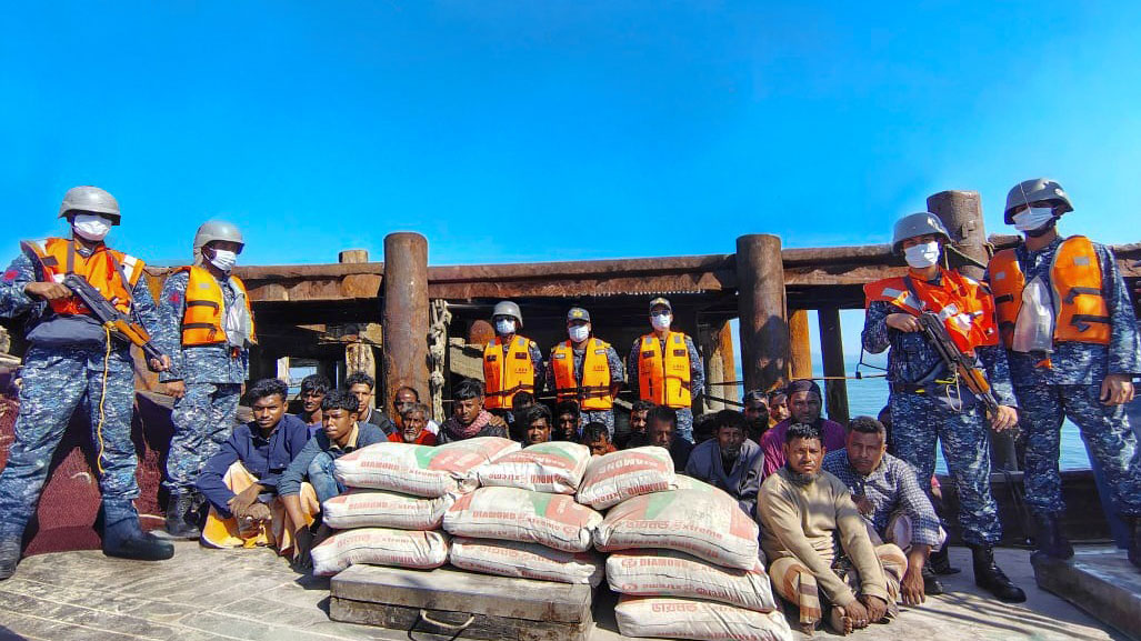 মিয়ানমারে পাচারকালে ১৫০০ বস্তা সিমেন্টবোঝাই দুটি ট্রলার জব্দ, আটক ২২