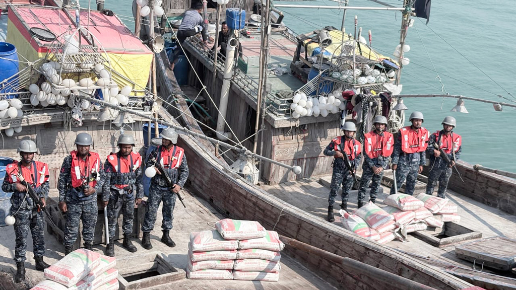মিয়ানমারে পাচারকালে সিমেন্টবোঝাই ২ ট্রলারসহ আটক ২৩