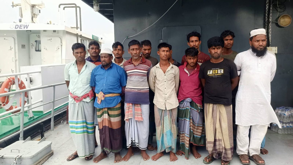 মিয়ানমারে পাচারকালে ৯০০ বস্তা সিমেন্টসহ ট্রলার জব্দ, আটক ১৪