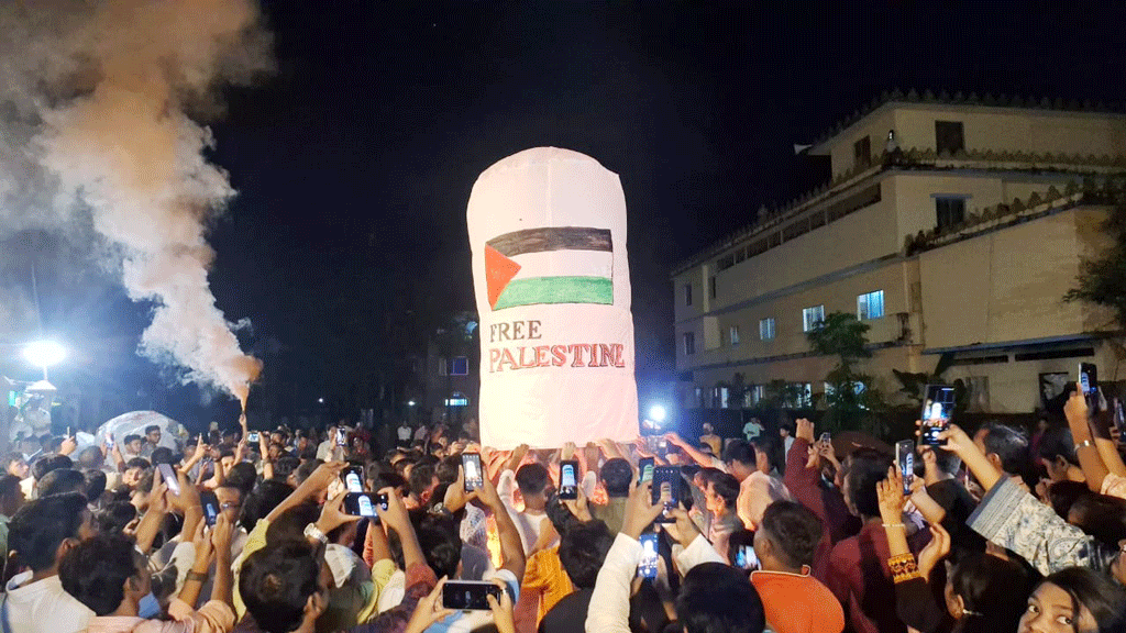ফানুসে ফিলিস্তিন মুক্তির বার্তা