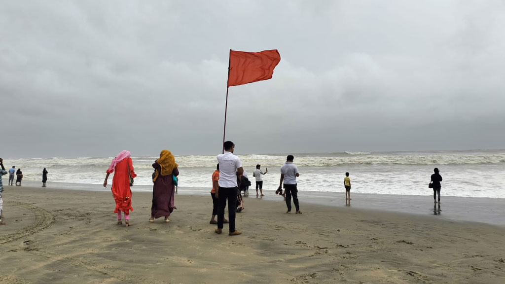 সাগরে গভীর নিম্নচাপ, ঝোড়ো বাতাসসহ উপকূল পেরোতে পারে বিকেলে