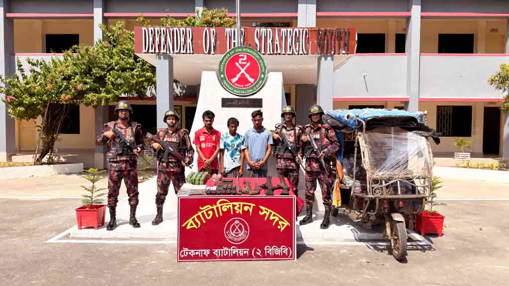 আলুর বস্তায় পাচার হচ্ছিল অস্ত্র-গোলাবারুদ, তিন রোহিঙ্গা আটক