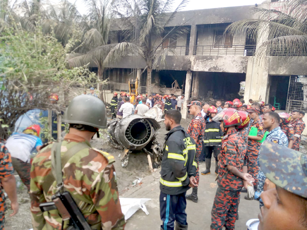 ছুটির পর ছাত্রছাত্রীরা লাইনে দাঁড়াতেই বিমানটি আছড়ে পড়ে