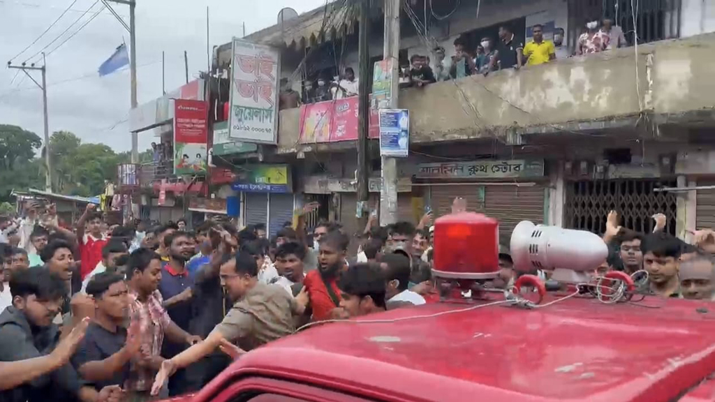 চট্টগ্রামে আগুন নেভাতে যাওয়া ফায়ার সার্ভিসের গাড়িতে হামলা