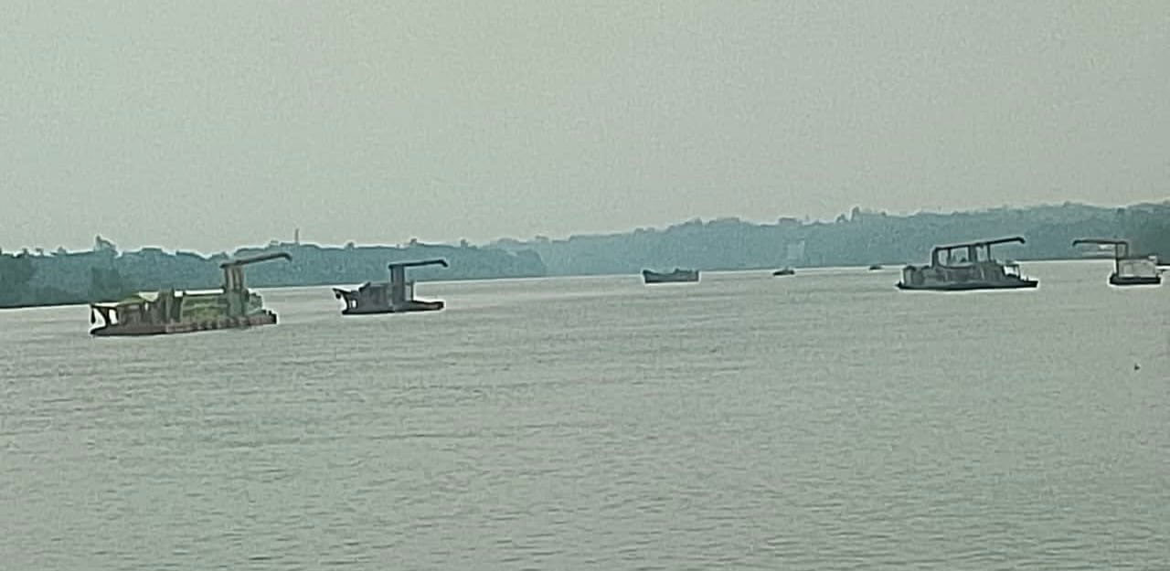 কর্ণফুলী নদী থেকে অবৈধ বালু উত্তোলন, বিএনপি নেতার বিরুদ্ধে মানববন্ধন