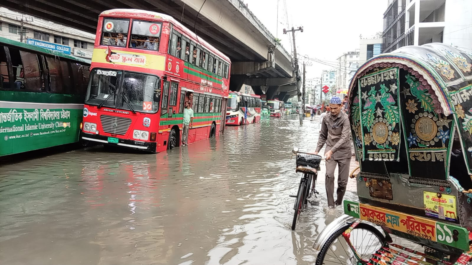 চট্টগ্রামে জলাবদ্ধতার প্রভাবে উড়ালসড়কেও যানজট
