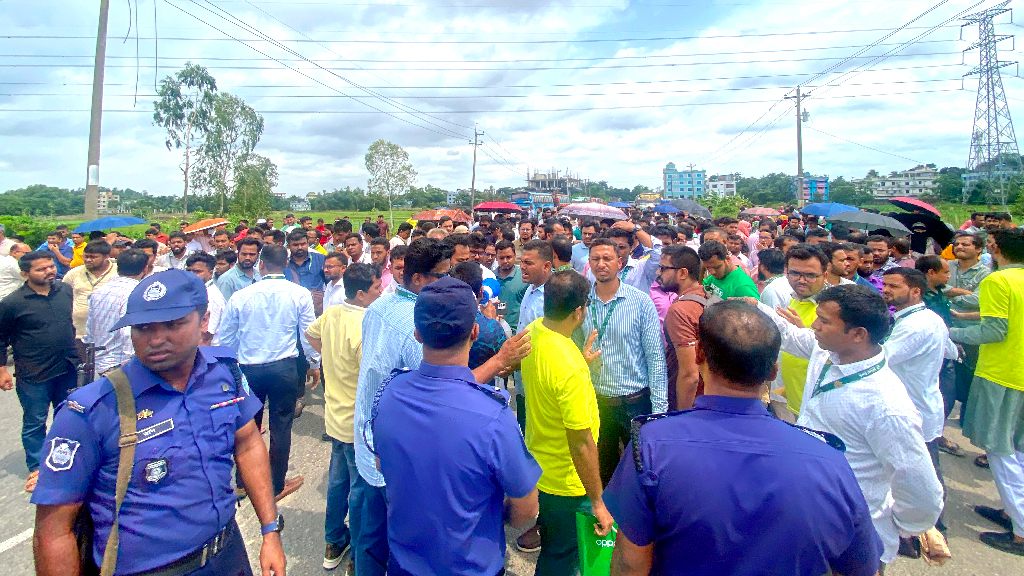 চীনা অর্থনৈতিক অঞ্চলের উদ্বোধনীর দিনে ইসলামী ব্যাংকের চাকরিচ্যুতদের বিক্ষোভ
