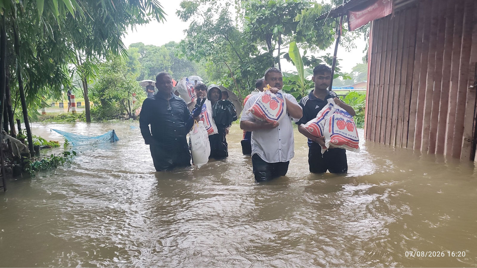 রাউজানে টানা বৃষ্টিতে কর্মহীন পরিবারের মাঝে খাদ্যসামগ্রী বিতরণ
