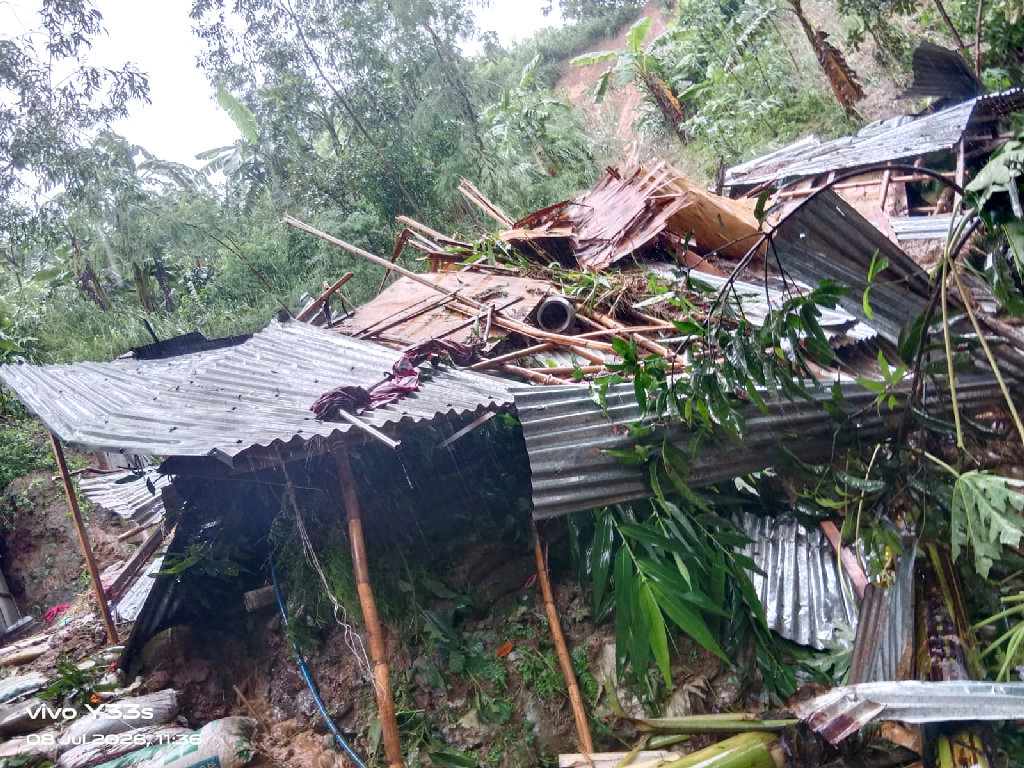 জঙ্গল সলিমপুরে পাহাড় ধস, মাটিচাপা পড়ে ১০ মাসের শিশুর মৃত্যু
