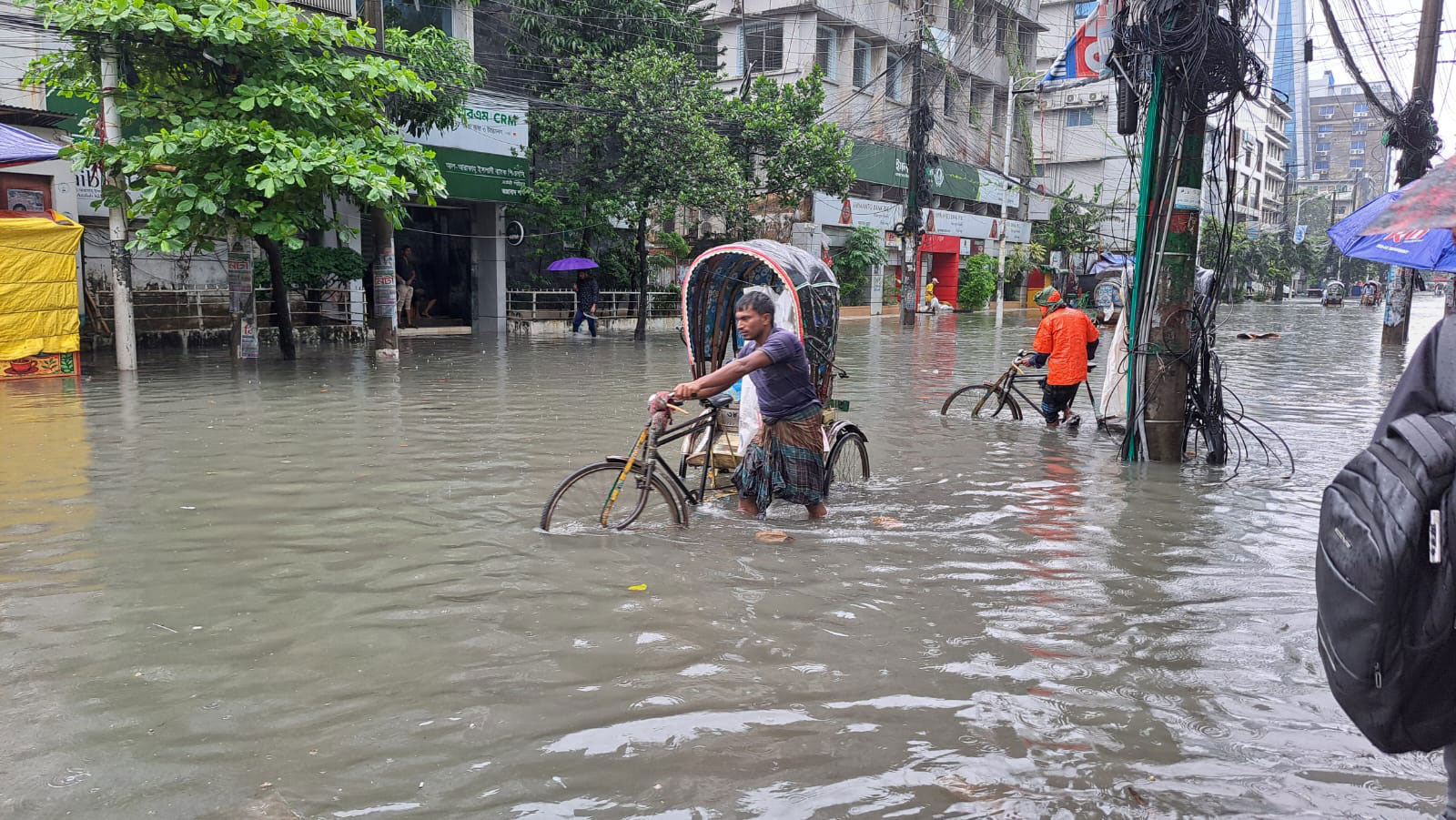 টানা বৃষ্টিতে চট্টগ্রামে জলাবদ্ধতা, দুর্ভোগে নগরবাসী