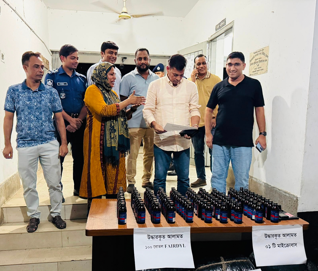 পুলিশের ধাওয়া খেয়ে খাদে মাইক্রোবাস, ১৩০ কেজি গাঁজা উদ্ধার