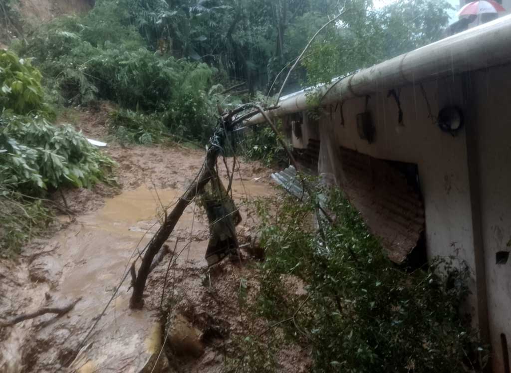 চট্টগ্রামে পাহাড়ধসে প্রাণ গেল কিশোরীর