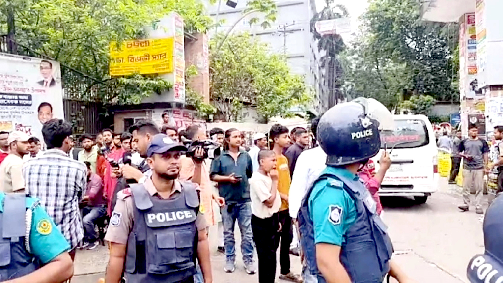 চমেক হাসপাতাল: অ্যাম্বুলেন্সের ভাড়া নিয়ে চালক-মালিকদের সঙ্গে এনসিপি নেতা-কর্মীদের হাতাহাতি