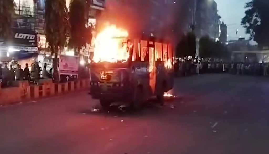 চট্টগ্রামে যাত্রীবাহী বাসে আগুন