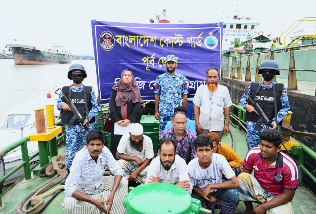 জাহাজ থেকে ডিজেল পাচারের সময় আটক ৯