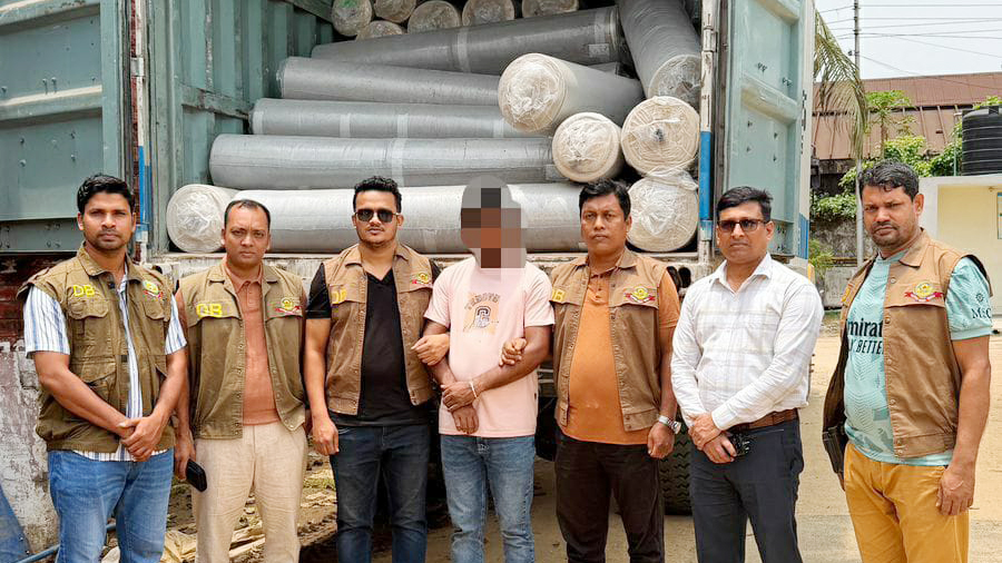 চট্টগ্রাম বন্দরে আমদানি করা কাপড় নিয়ে উধাও কাভার্ড ভ্যান, নোয়াখালী থেকে উদ্ধার