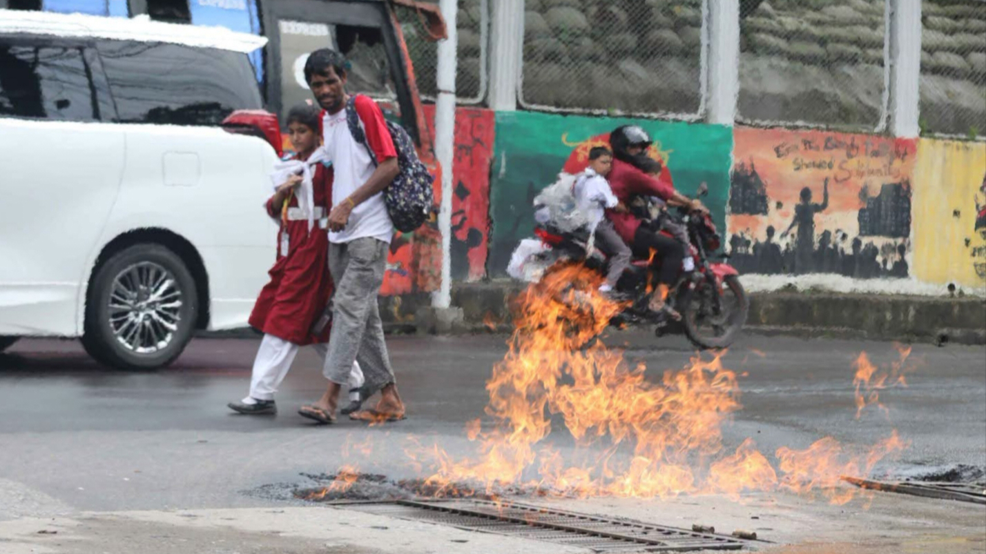 চট্টগ্রামে সড়কের নিচে গ্যাসের পাইপলাইনে লিকেজ, আগুন