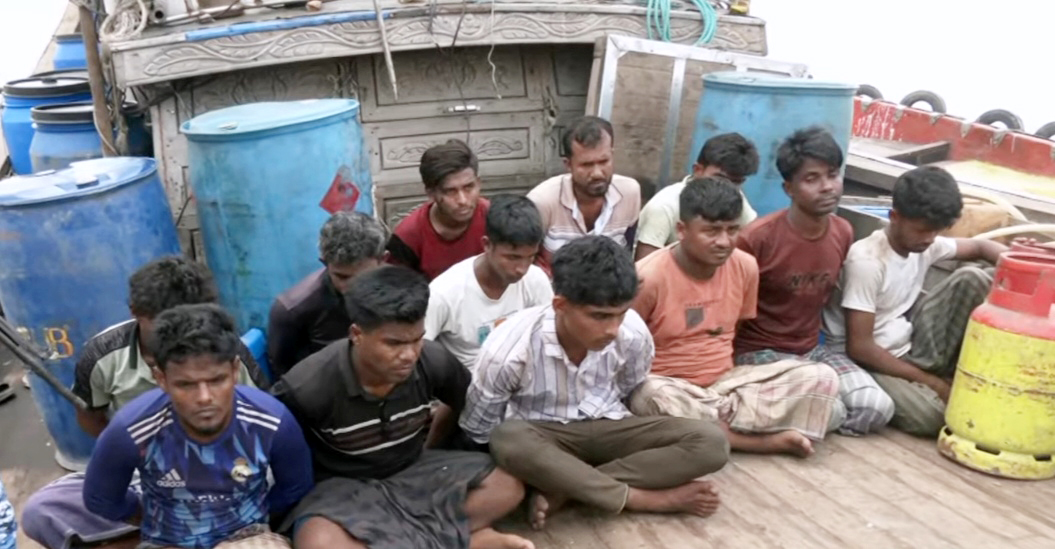 ডিজেল ও গ্যাস সিলিন্ডার মিয়ানমারে পাচারকালে রোহিঙ্গাসহ আটক ১২
