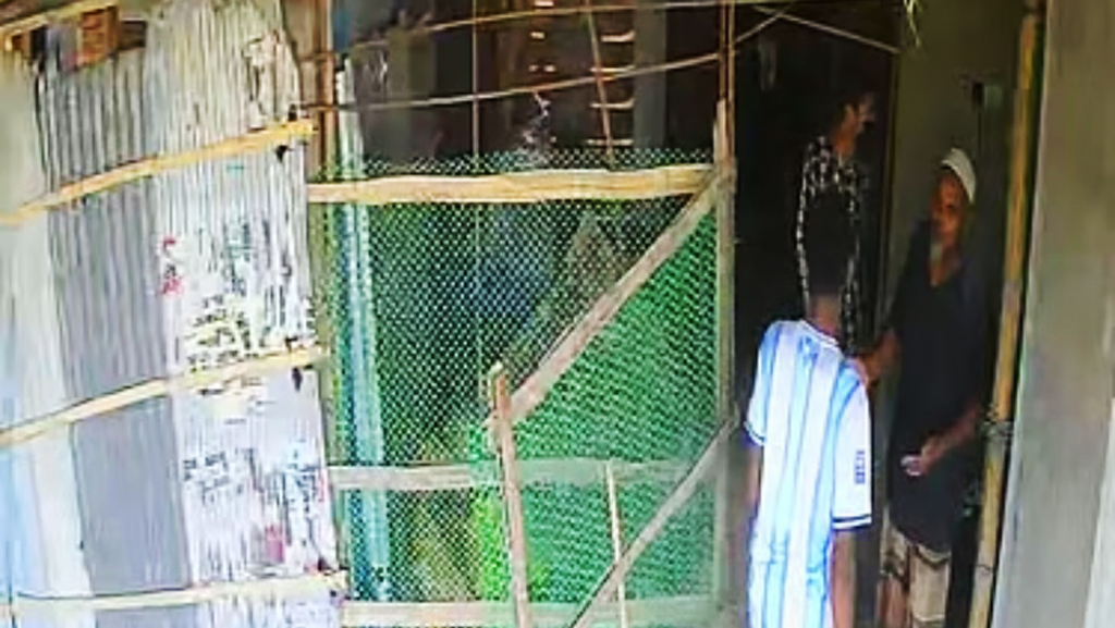 চট্টগ্রামে চাঁদার দাবিতে নির্মাণাধীন ভবনে ভাঙচুর-ককটেল বিস্ফোরণ