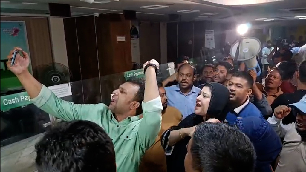 চট্টগ্রামের খাতুনগঞ্জে দুই ব্যাংকে আমানতকারীদের বিক্ষোভ