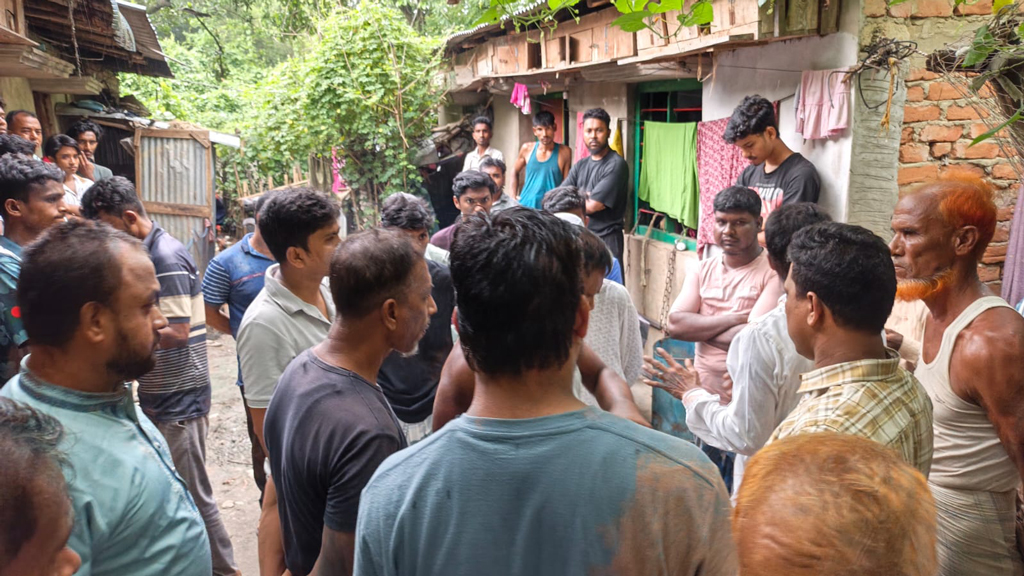 চট্টগ্রামে বাবার বাড়ির কবরস্থানে নারীর লাশ দাফনে বাধা