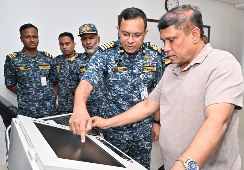 চট্টগ্রামে নৌবাহিনীর স্থাপনা পরিদর্শনে প্রধানমন্ত্রীর প্রতিরক্ষা উপদেষ্টা