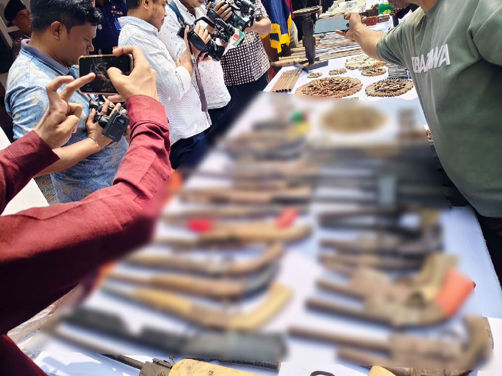 জঙ্গল সলিমপুরে যৌথ বাহিনীর অভিযানে বিপুল পরিমাণ অস্ত্র ও গোলাবারুদ উদ্ধার: ডিআইজি