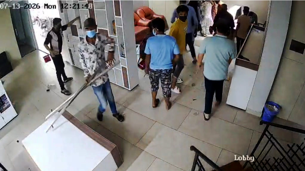 চট্টগ্রামে থানার কাছেই ব্যবসাপ্রতিষ্ঠানে সন্ত্রাসীদের তাণ্ডব, ৩৫ লাখ টাকা লুট