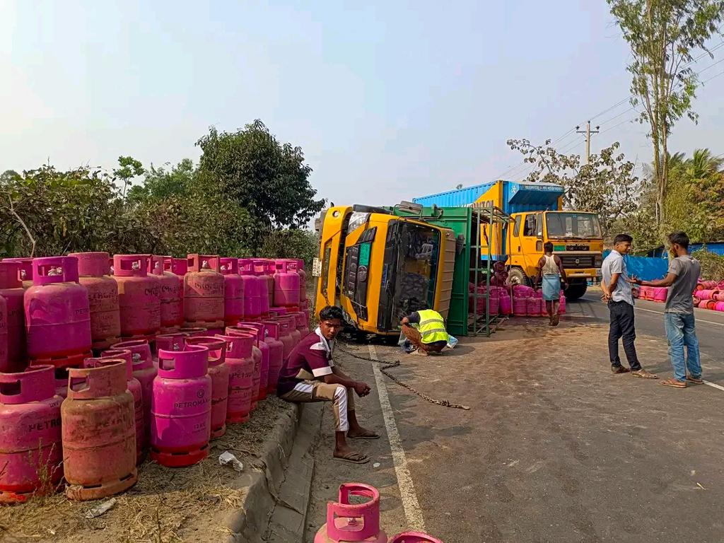 মিরসরাইয়ে সিলিন্ডারবাহী ট্রাক উল্টে ঢাকা-চট্টগ্রাম মহাসড়কে যানজট