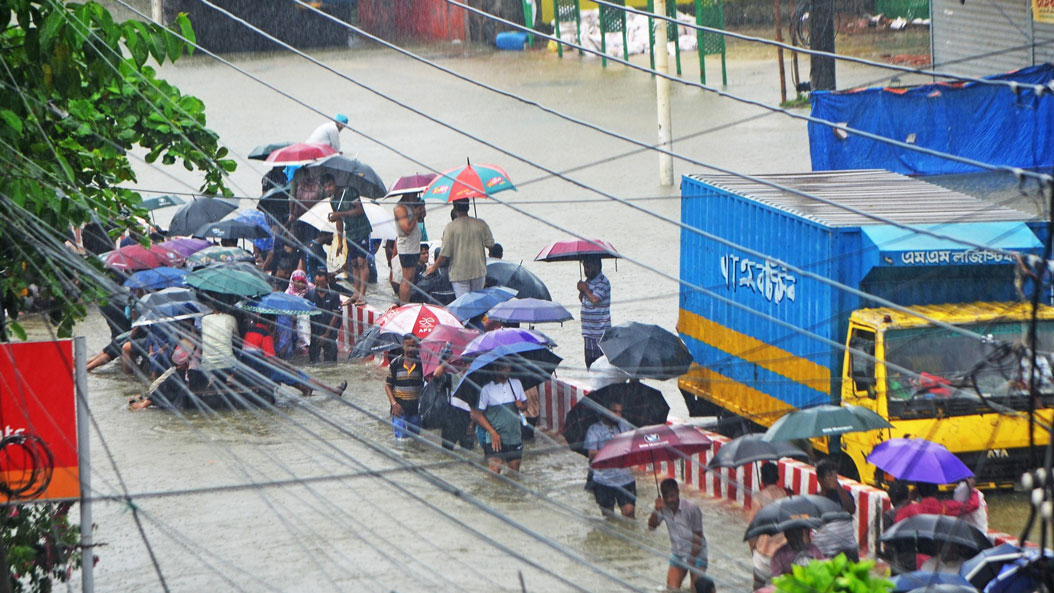 সাতকানিয়ার ৭৫ শতাংশ এলাকা বন্যার পানিতে প্লাবিত, সড়ক যোগাযোগ বন্ধ