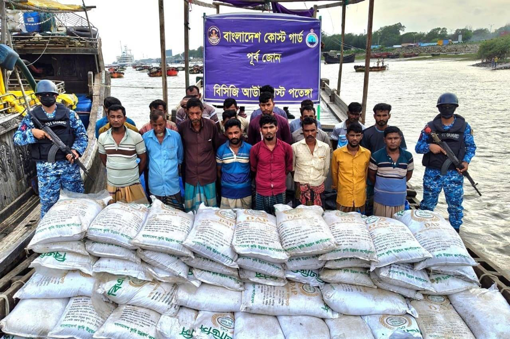 মিয়ানমারে পাচারকালে বিপুল পরিমাণ সার জব্দ, আটক ২৩