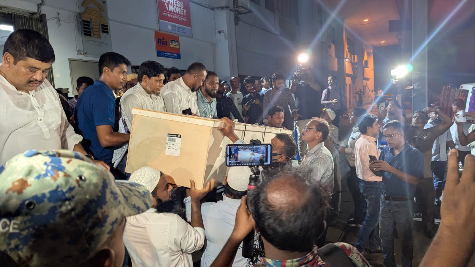 ওমানে নিহত ৮ বাংলাদেশির মরদেহ চট্টগ্রামে স্বজনদের কাছে হস্তান্তর