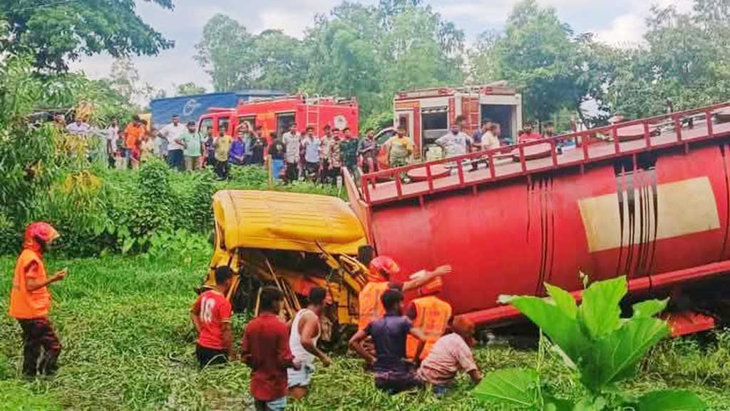 মিরসরাইয়ে তেলবাহী গাড়ি উল্টে খাদে