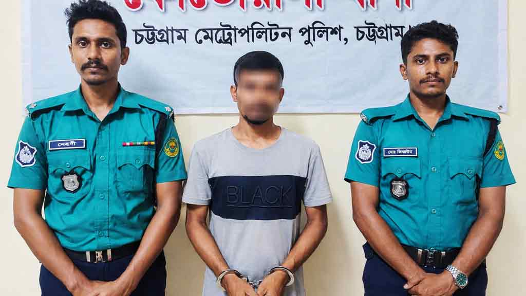 থানার পাশেই রিকশা থামিয়ে ছুরি দেখিয়ে ছিনতাইয়ের ঘটনায় গ্রেপ্তার ১