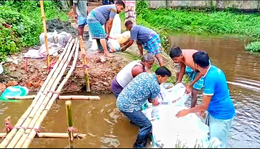 চট্টগ্রামে বন্যায় ক্ষতিগ্রস্ত সড়ক সংস্কার করলেন বিএনপির নেতা-কর্মীরা