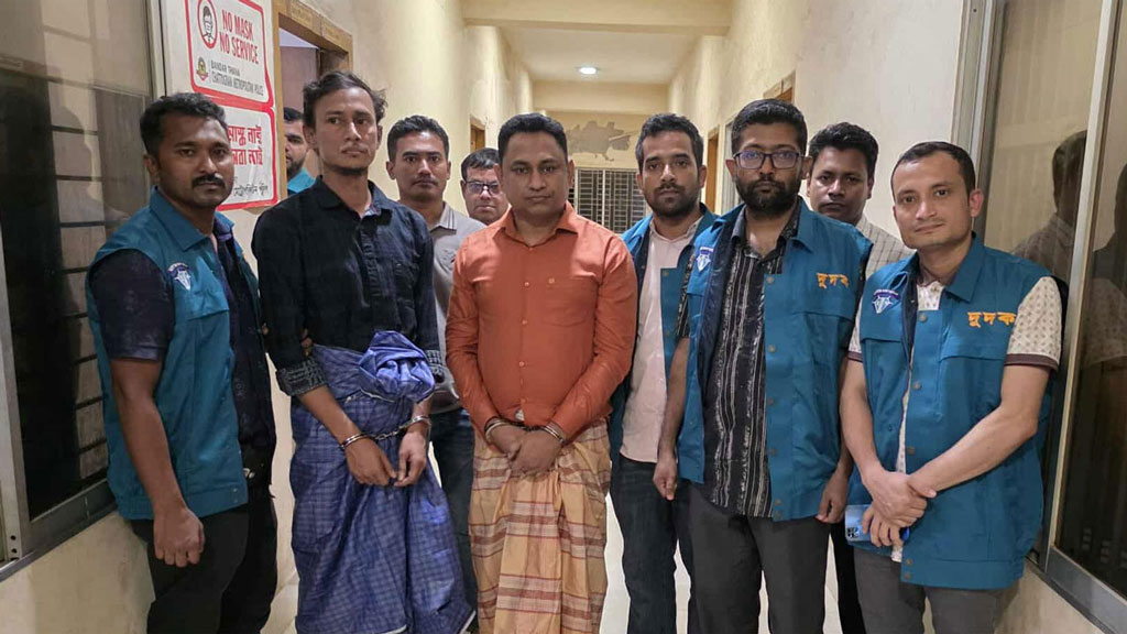 চট্টগ্রামে ঘুষসহ কাস্টমস কর্মকর্তা দুদকের হাতে আটক
