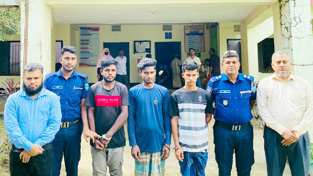 চট্টগ্রামে অবৈধ বালু উত্তোলন, আটক ৩