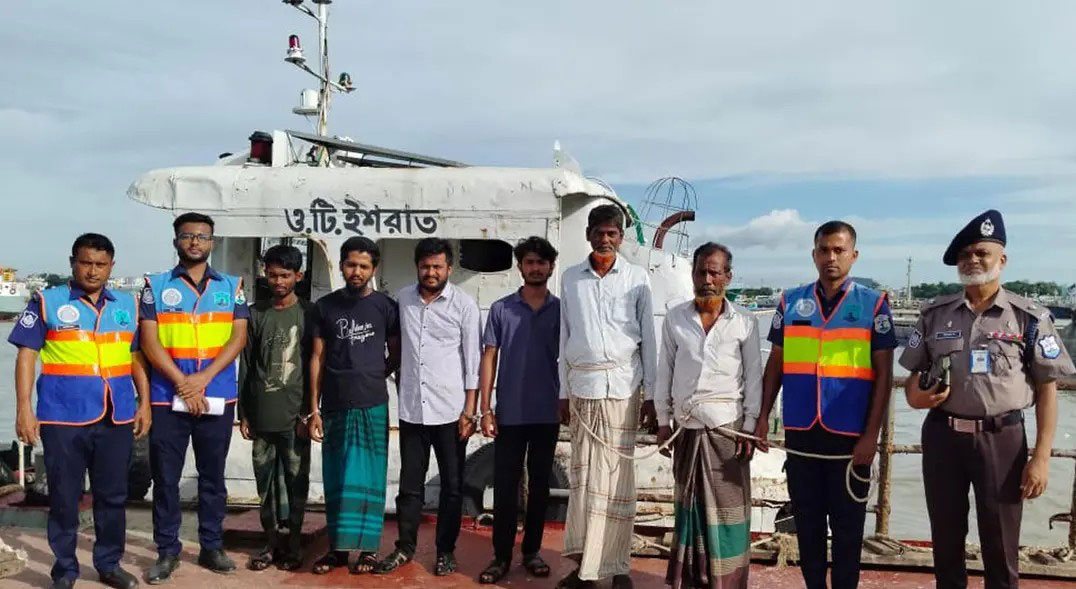 চট্টগ্রামে ট্যাংকার থেকে ডিজেল চুরির সময় গ্রেপ্তার ৬