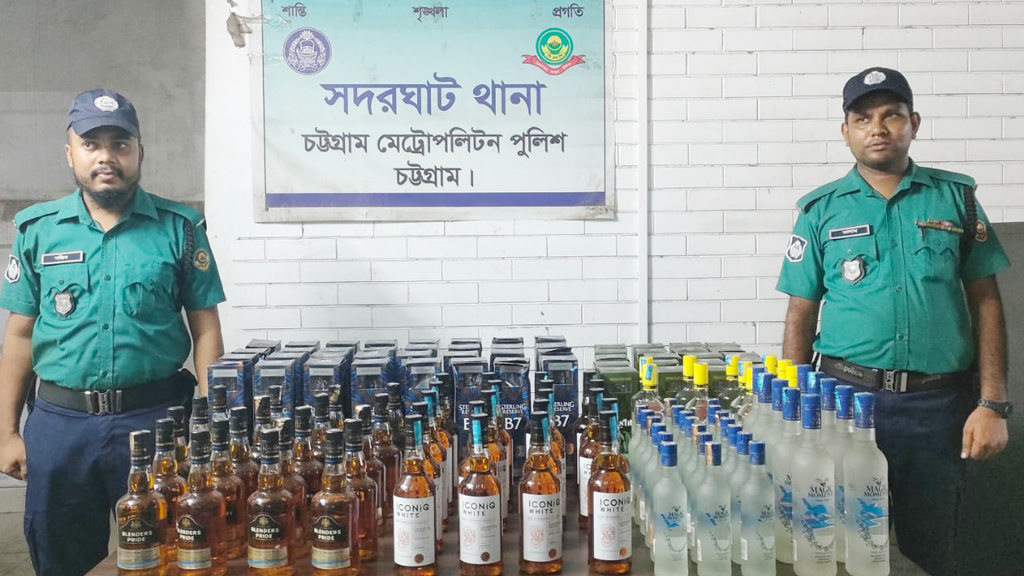 চট্টগ্রামে বাসা থেকে ১৩২ বোতল মদ উদ্ধার, মালিক-ভাড়াটের বিরুদ্ধে মামলা