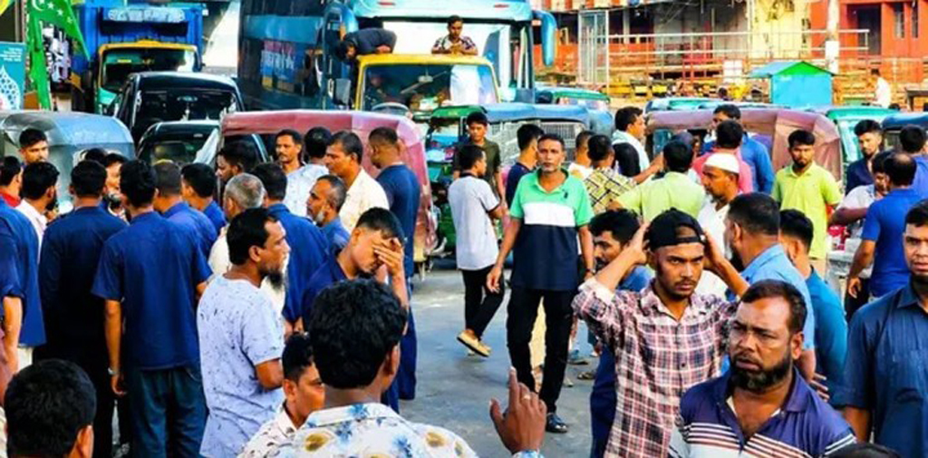 চট্টগ্রামে গ্যাস না পেয়ে অটোচালকদের সড়ক অবরোধ