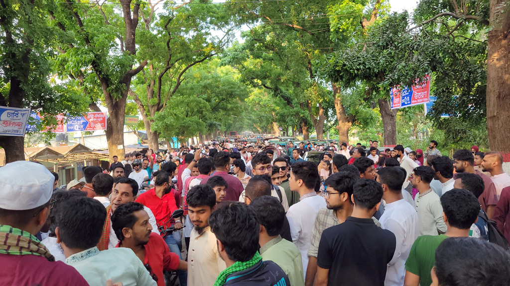 চবি শিক্ষার্থীর ওপর হামলা, প্রতিবাদে সড়ক অবরোধ